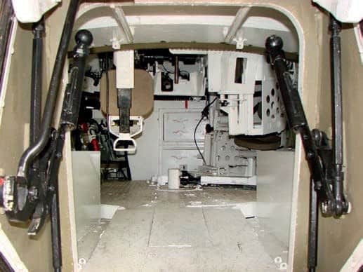 Вид на боевое отделение через открытый кормовой люк (по бокам видны рычаги открывания его створок)